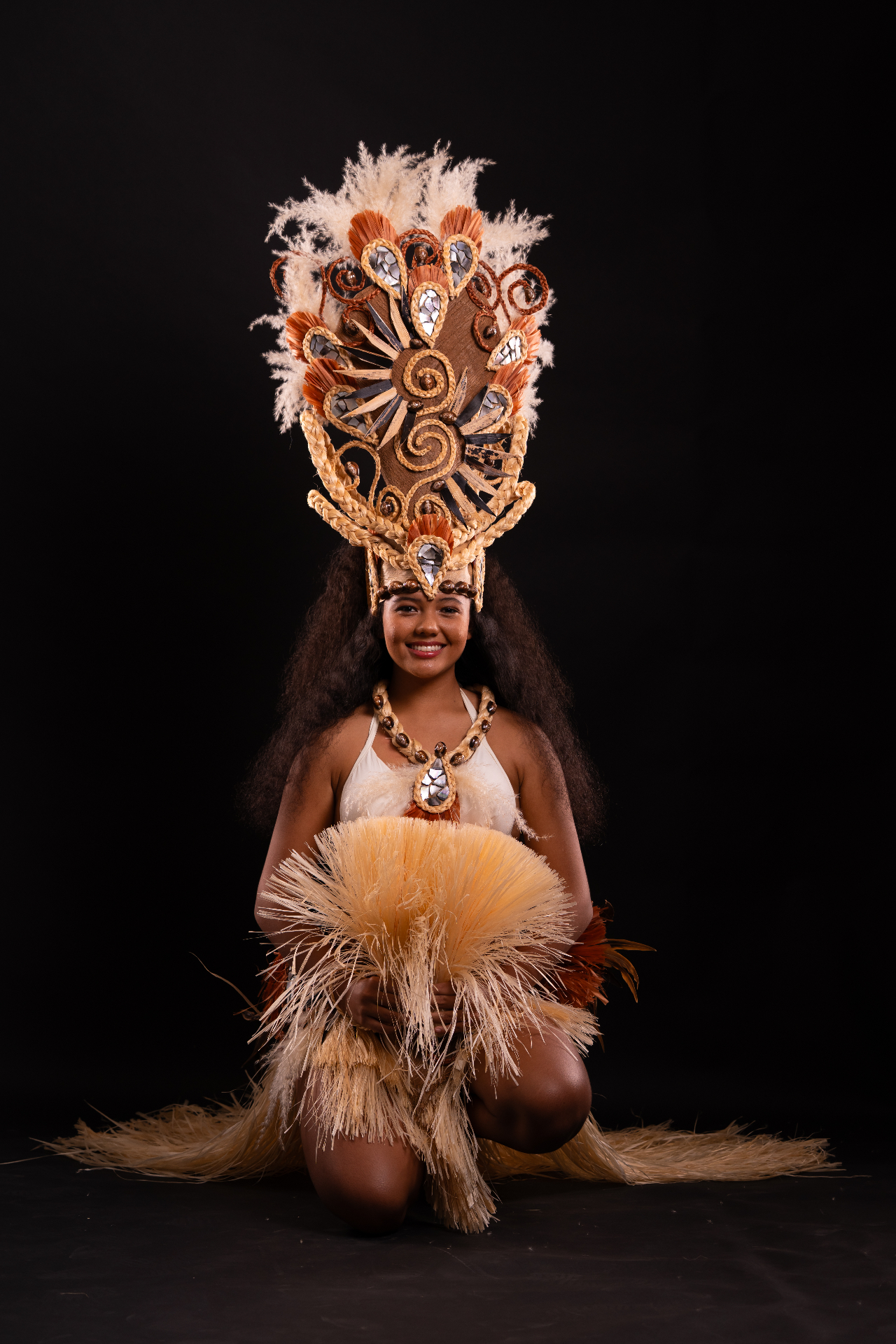Portrait d'une danseuse du Heiva en costume traditionnel